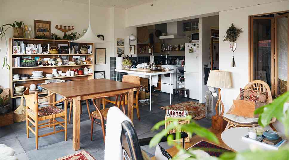 石田ゆり子、アンティーク食器棚が背景の笑顔ショットに賛辞の声「向田邦子さんの雰囲気」