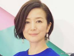 石田ゆり子、アンティーク食器棚が背景の笑顔ショットに賛辞の声「向田邦子さんの雰囲気」