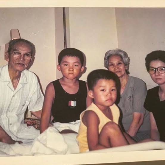 幼少期の写真でどの芸能人か当てるトピ