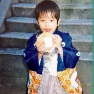 幼少期の写真でどの芸能人か当てるトピ
