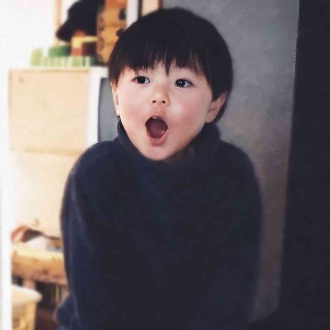 幼少期の写真でどの芸能人か当てるトピ