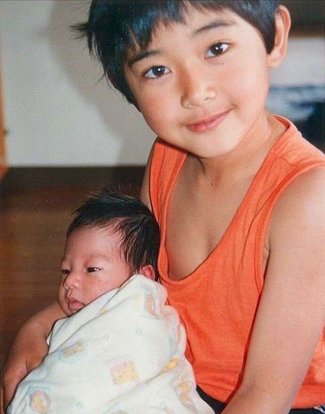 幼少期の写真でどの芸能人か当てるトピ