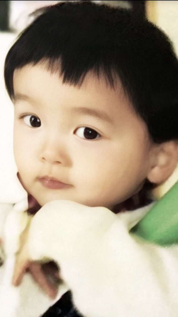 幼少期の写真でどの芸能人か当てるトピ