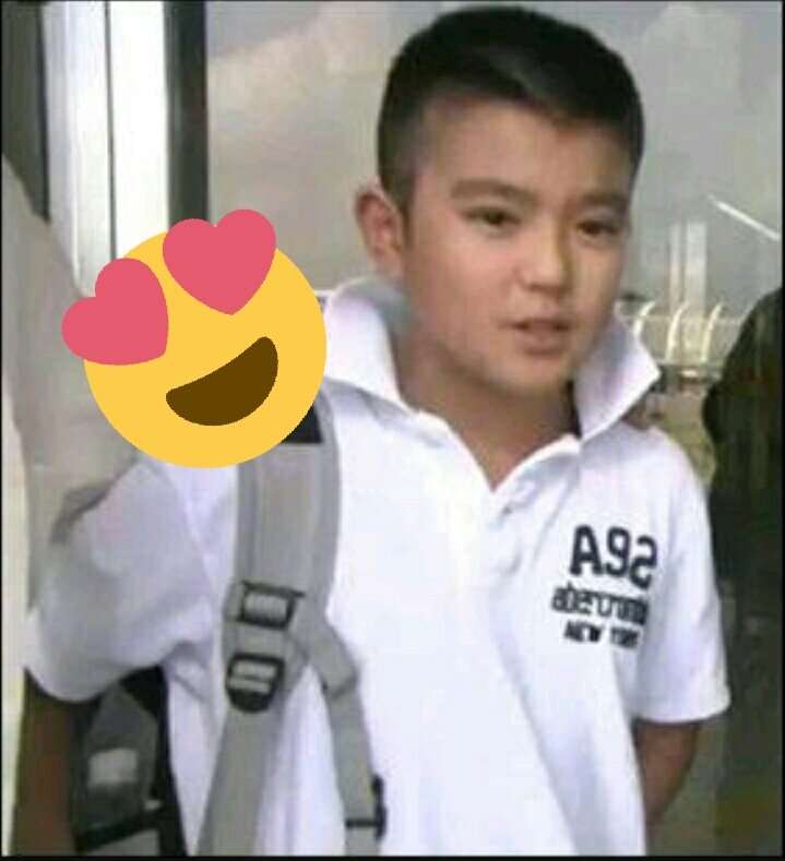 幼少期の写真でどの芸能人か当てるトピ