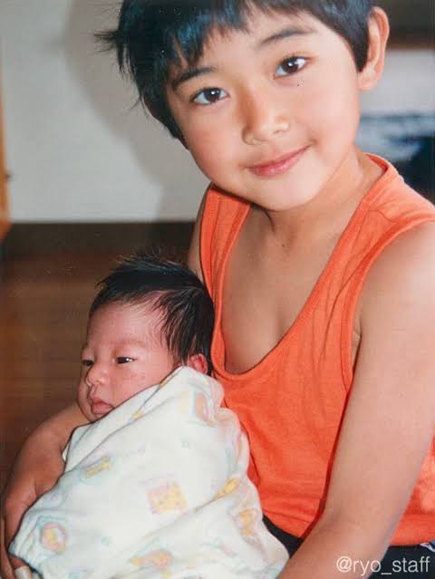 幼少期の写真でどの芸能人か当てるトピ