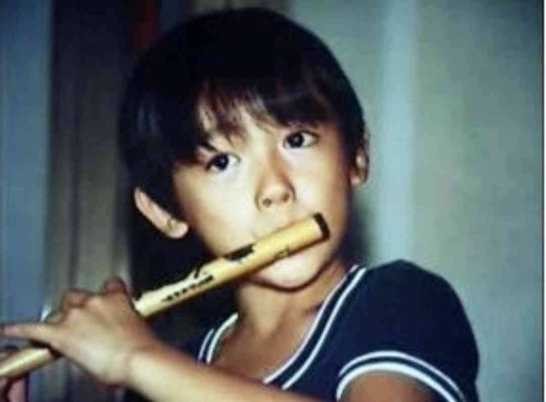 幼少期の写真でどの芸能人か当てるトピ