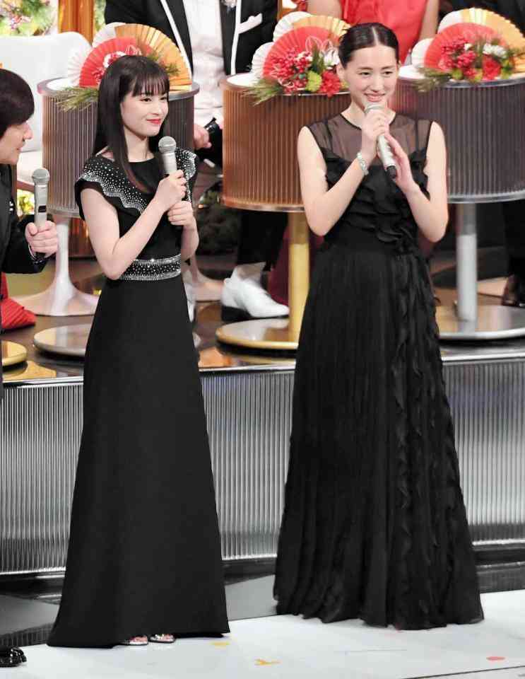 綾瀬はるか　大胆ドレスで美背中チラリ「お客さんに会えてうれしい」と笑顔