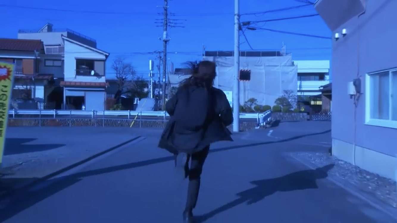 綾瀬はるか　大胆ドレスで美背中チラリ「お客さんに会えてうれしい」と笑顔