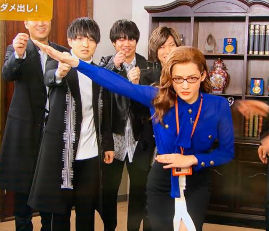 綾瀬はるか　大胆ドレスで美背中チラリ「お客さんに会えてうれしい」と笑顔