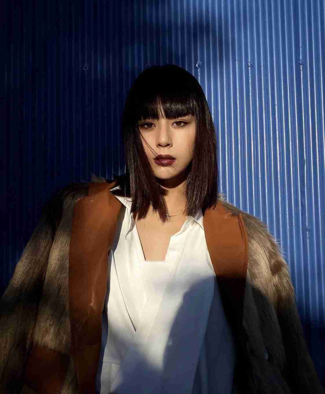 “イメチェン美女”井上咲楽、話題沸騰グラビアのアザーカット公開