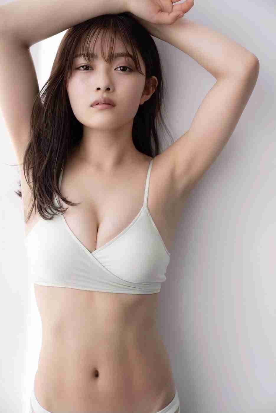 “イメチェン美女”井上咲楽、話題沸騰グラビアのアザーカット公開