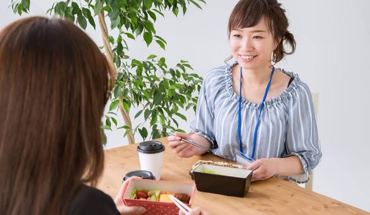 20代女性の7割が「オフィスで昼食」　手作り弁当から社員食堂まで