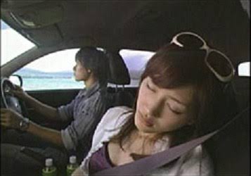 助手席に乗ってるとき何してる？