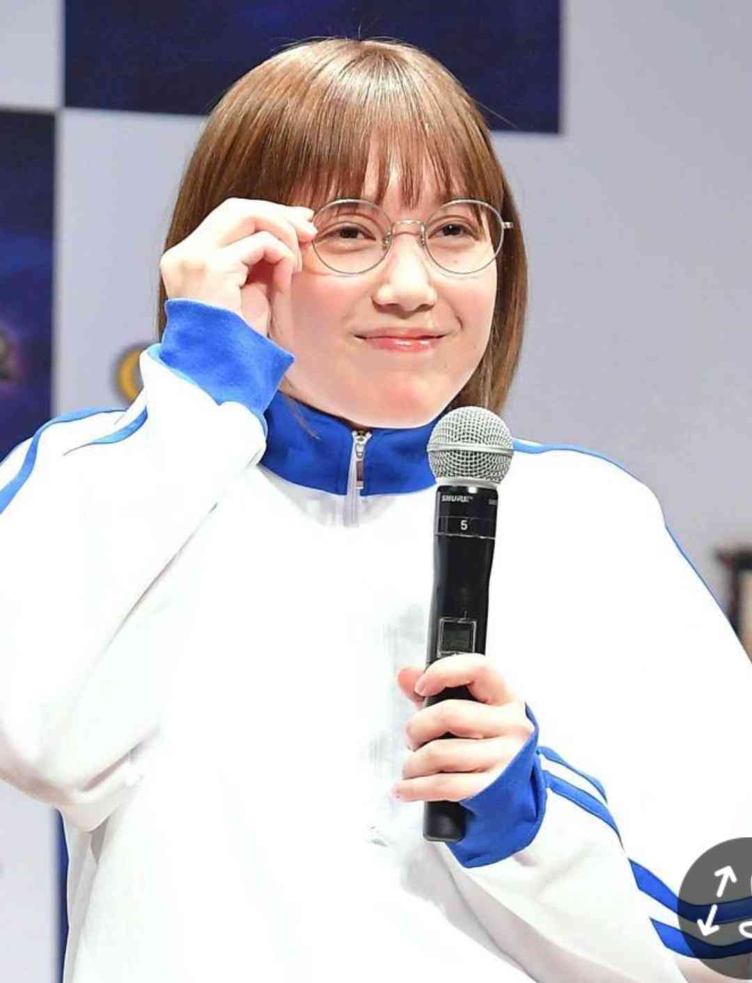 本田翼、白シャツ・ネクタイ・サスペンダーのバーバー店主役