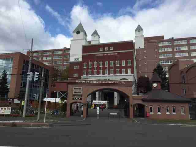 友人の髪に大量の整髪剤つけライターで点火…火傷で重傷負わせる 大学生の男を逮捕