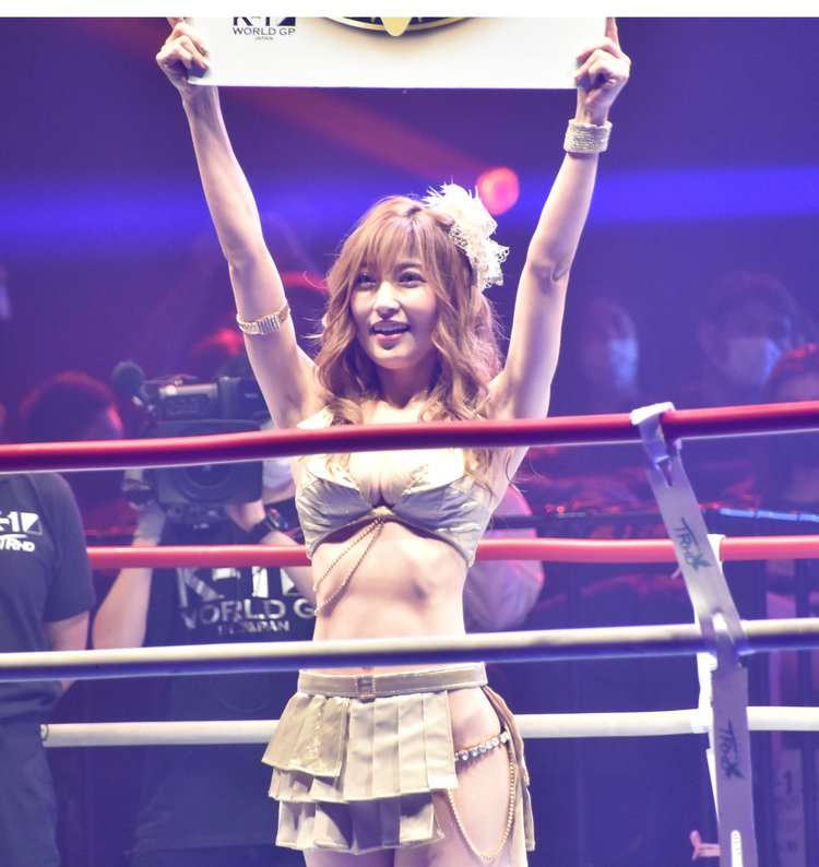 熊田曜子『K-1』初のSPラウンドガールで登場 抜群のスタイルに会場沸く