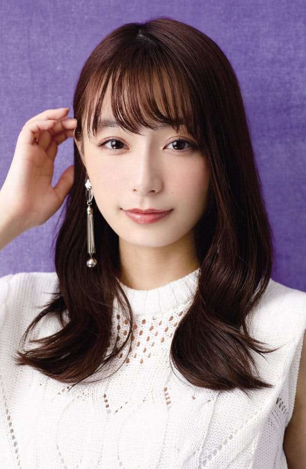 宇垣美里、現役感ある…！“ブレザー制服SHOT”に反響「かわい過ぎです！」「ヒロインオーラすごい」