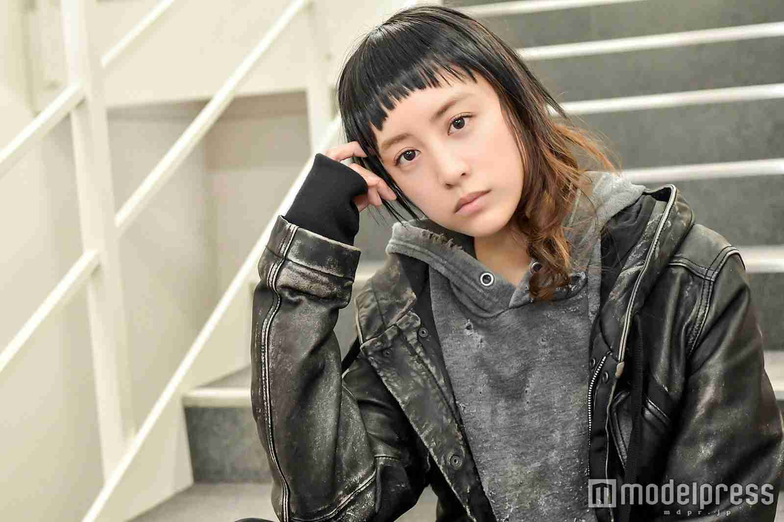 山本美月、パンキッシュな個性派ヘアを公開!「旦那サマに似てる」「めっちゃ美しい」の声