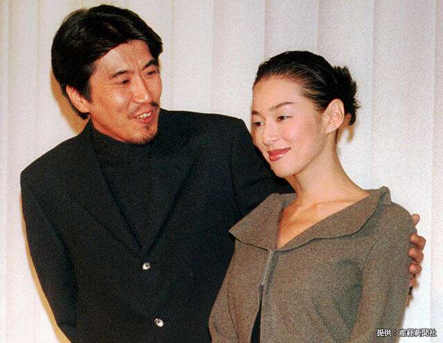 鈴木保奈美 紺ブレ&ボーダー姿に「コンブレ着せたら世界一」「赤名リカちゃんぽい」