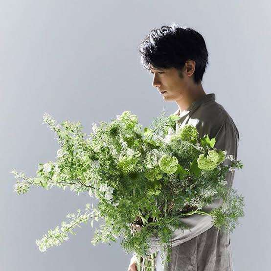 【画像】花と男性有名人