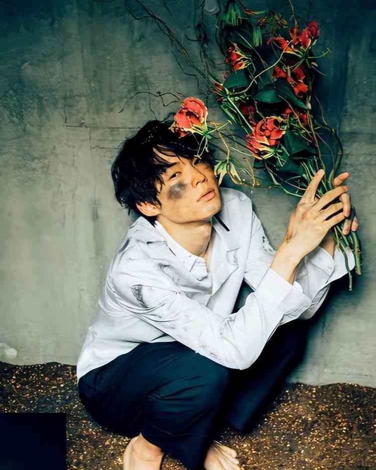 【画像】花と男性有名人
