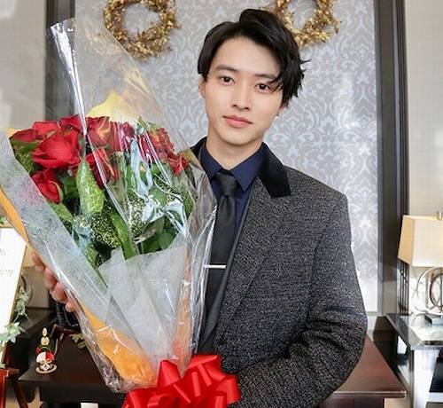 【画像】花と男性有名人
