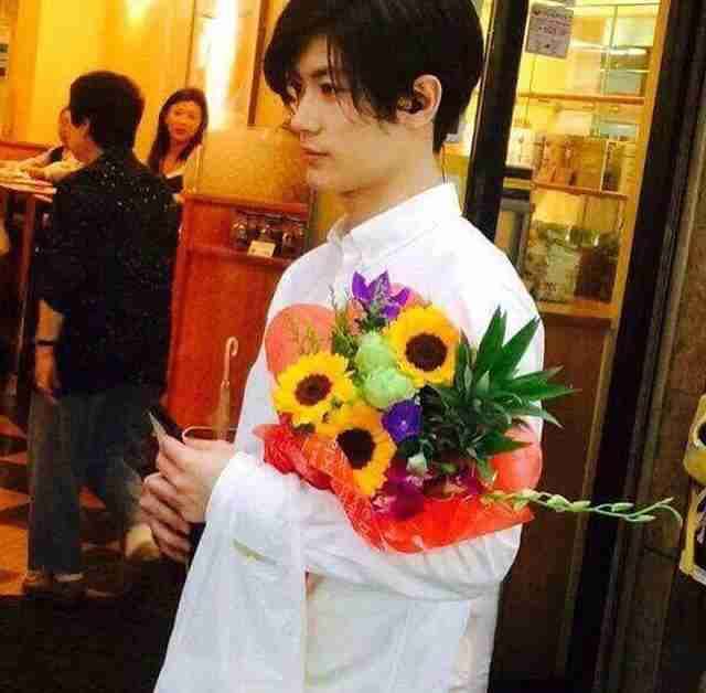【画像】花と男性有名人