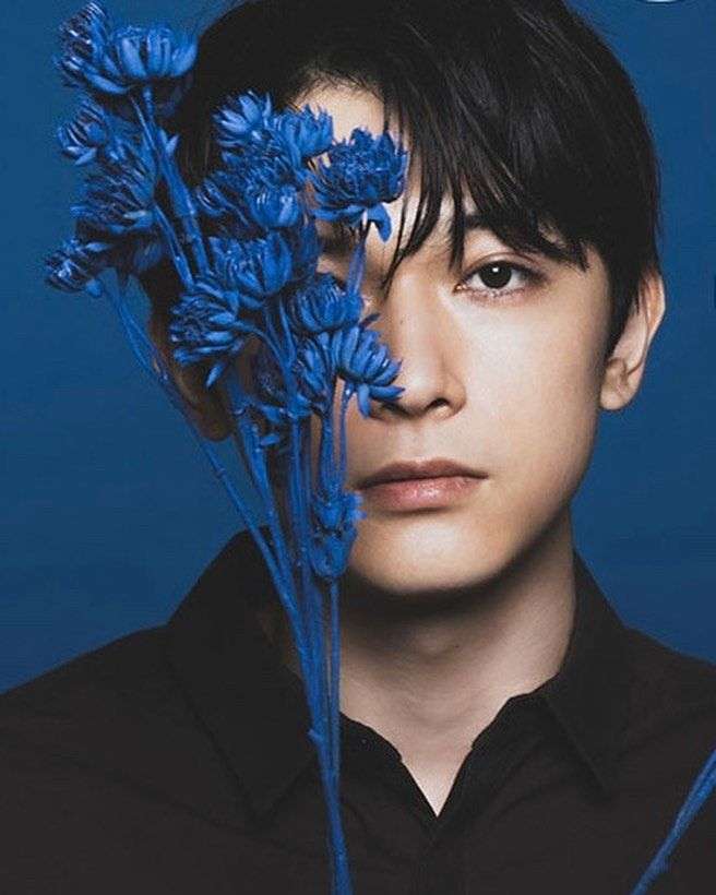 【画像】花と男性有名人