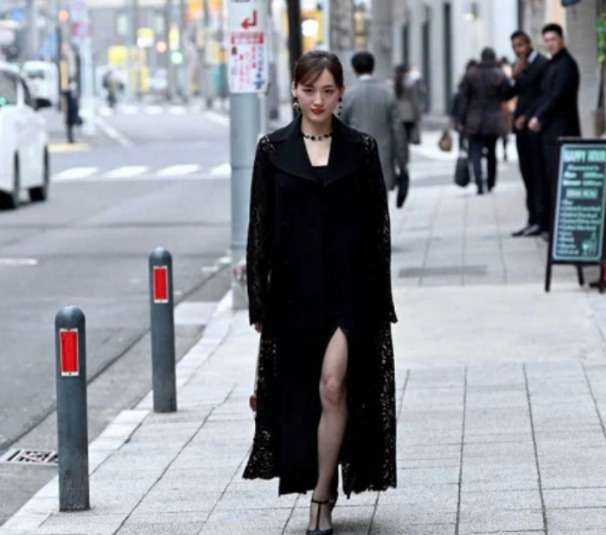 綾瀬はるか、ブラトップ姿が美しい 開放感溢れる新CM