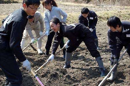 浅田真央さん、畑でトラクターに乗る最新ショットを公開「カッコいい農ガール」「夢の一歩」
