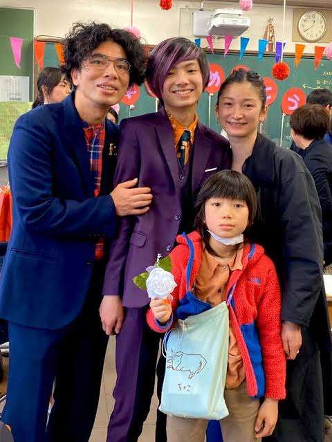 木下博勝医師、終業式の朝にブルーヘアのポニーテール＆ゴツめネックレスをした長男・大維志くんを公開「カッコいい」