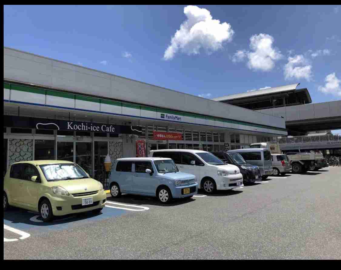 カフェに車突っ込み女性5人搬送　妊婦2人も、JR高知駅近く