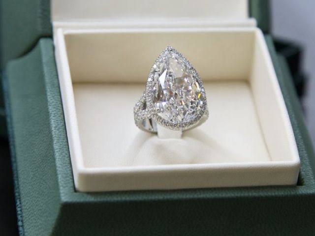 パリス・ヒルトンが披露し話題　推定2億6800万円の婚約指輪が大きすぎる！