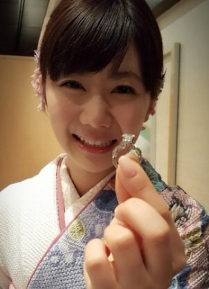 パリス・ヒルトンが披露し話題　推定2億6800万円の婚約指輪が大きすぎる！