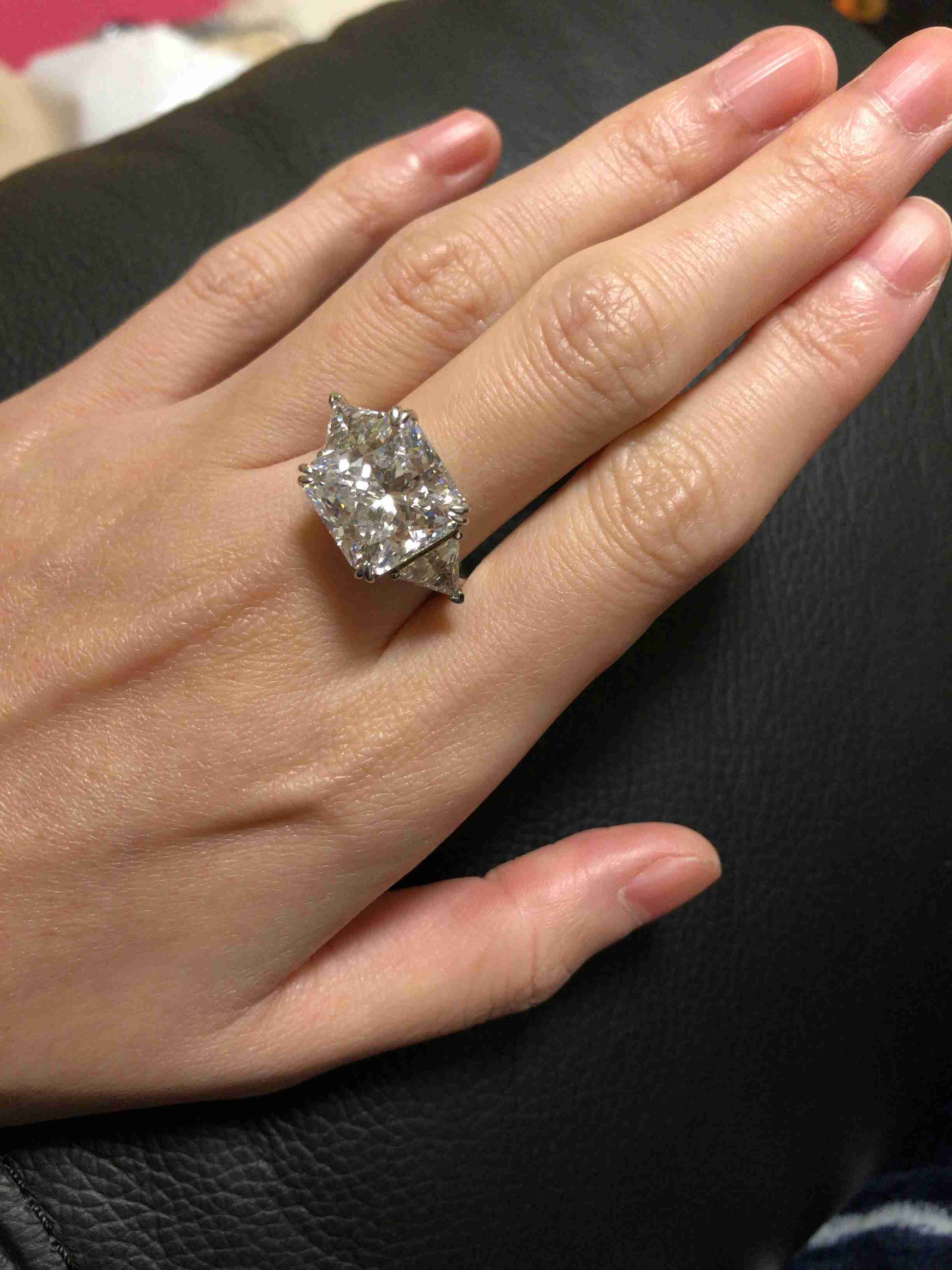 パリス・ヒルトンが披露し話題　推定2億6800万円の婚約指輪が大きすぎる！