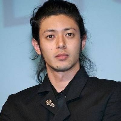 竹内涼真　ギャランドゥ見せワイルドショットにネット悶絶　「芸術品みたい」「えぐかっこいい！」