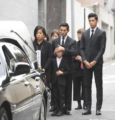 冨永愛、15歳・長男のイケメンショットを公開「目がそっくり」「すでにオーラがある」