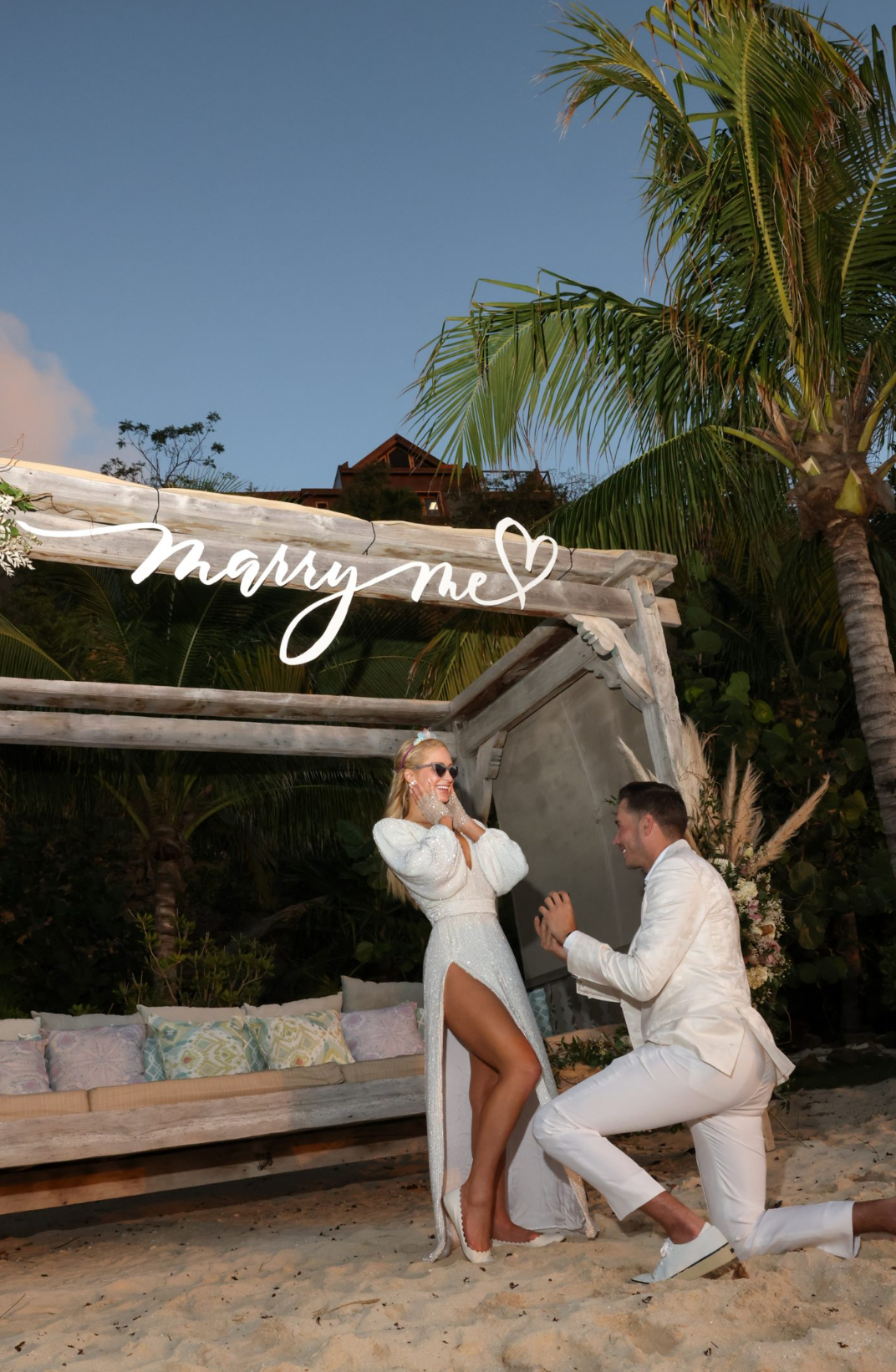 40歳とは思えない…元祖お騒がせセレブ「パリス・ヒルトン」の美しすぎる“最新ビキニ姿”に驚きの声！