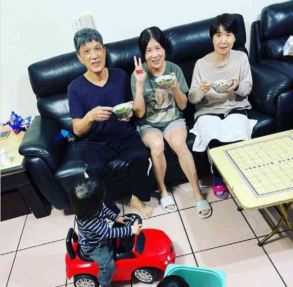 福原愛さんの夫・江宏傑、長男の2歳誕生日をキャンプで祝う…3人でケーキ切り分ける様子など公開