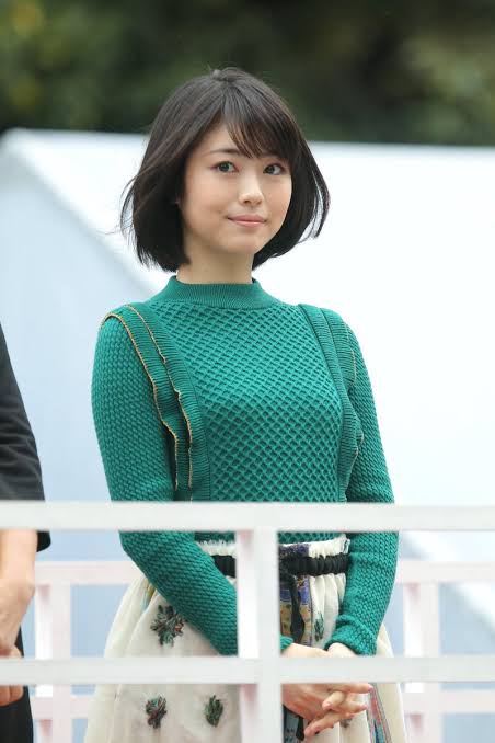 浜辺美波のフォトエッセイ「夢追い日記」が重版決定