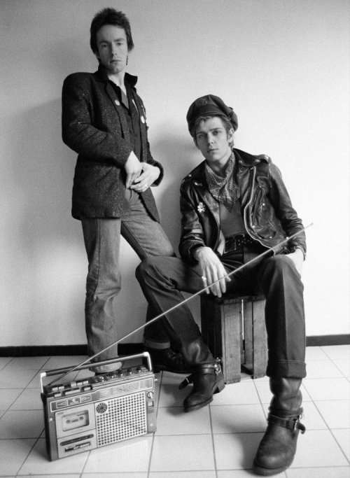 ボーカルとギター隠してバンド名当てるトピ