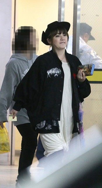 岩堀せり、夫・TAKUROと夫婦ショット公開　TERU＆大貫亜美夫妻が「ヒューヒューだよ」
