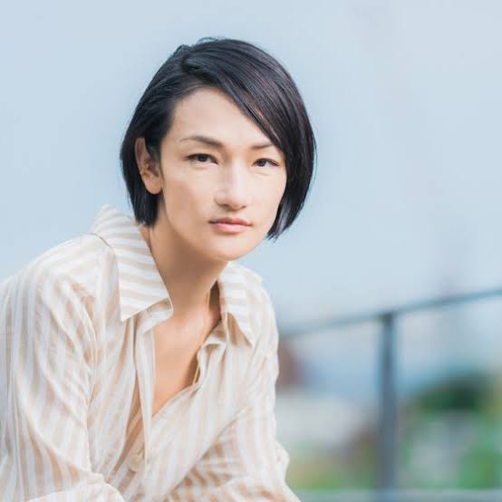 冨永愛　トレンチにレザーレギンス＆ブーツの私服に「海外の映画のシーンみたい」「カッコいい」の声