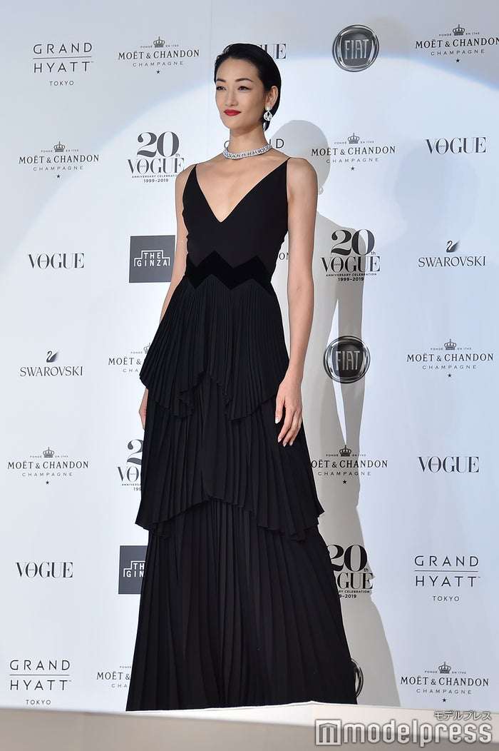 冨永愛　トレンチにレザーレギンス＆ブーツの私服に「海外の映画のシーンみたい」「カッコいい」の声