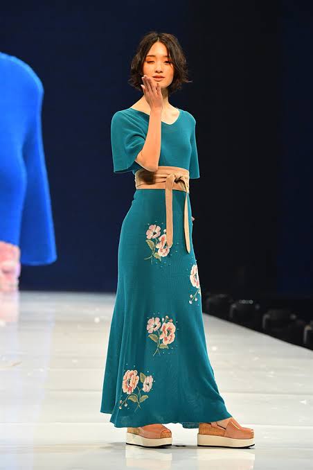 剛力彩芽、肩出しの私服ショット公開「肩出しが素敵」「これはガチ可愛い」