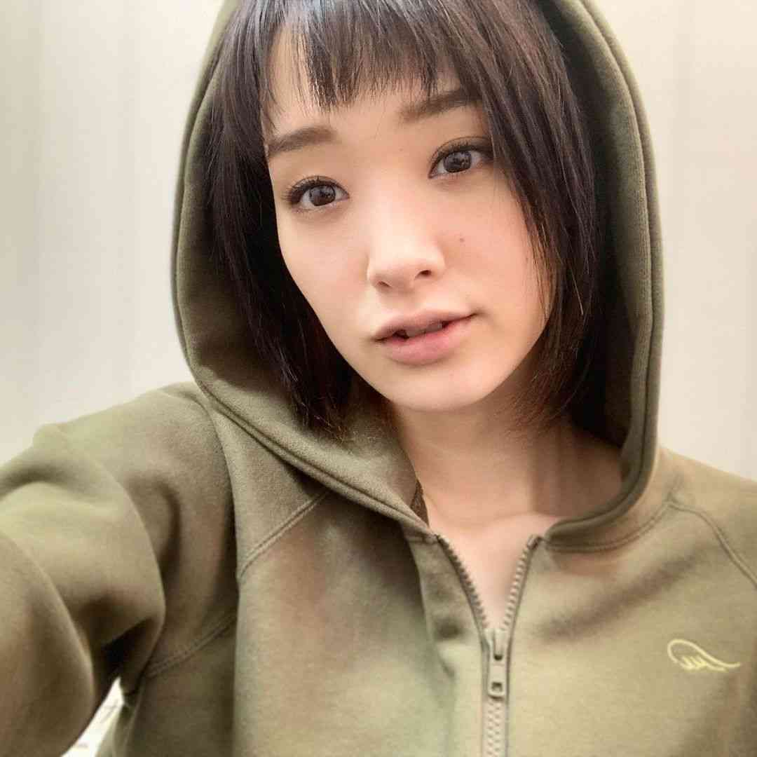 剛力彩芽、肩出しの私服ショット公開「肩出しが素敵」「これはガチ可愛い」