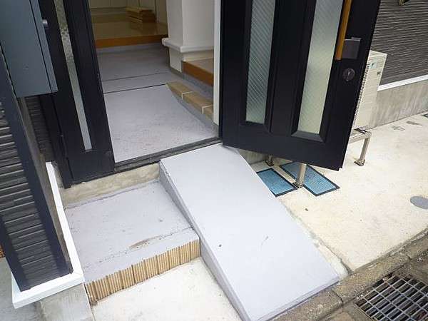 アパート階段崩落事故　重体の58歳女性が死亡