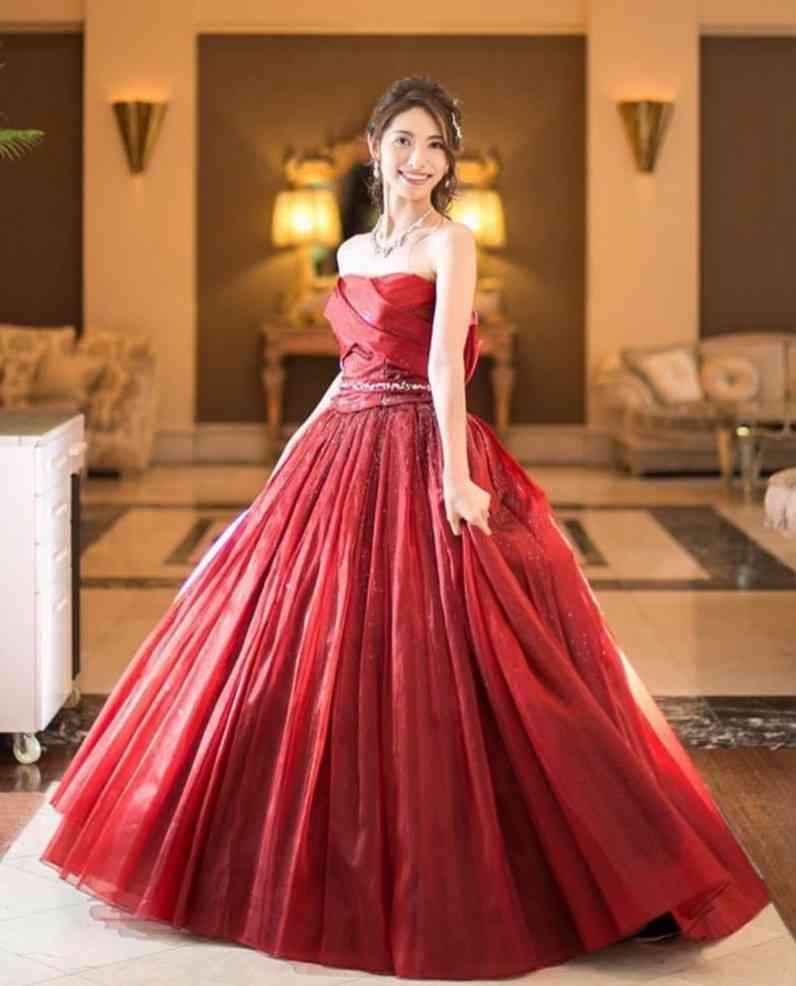 白以外のウェディングドレスの画像