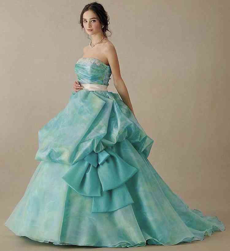 白以外のウェディングドレスの画像