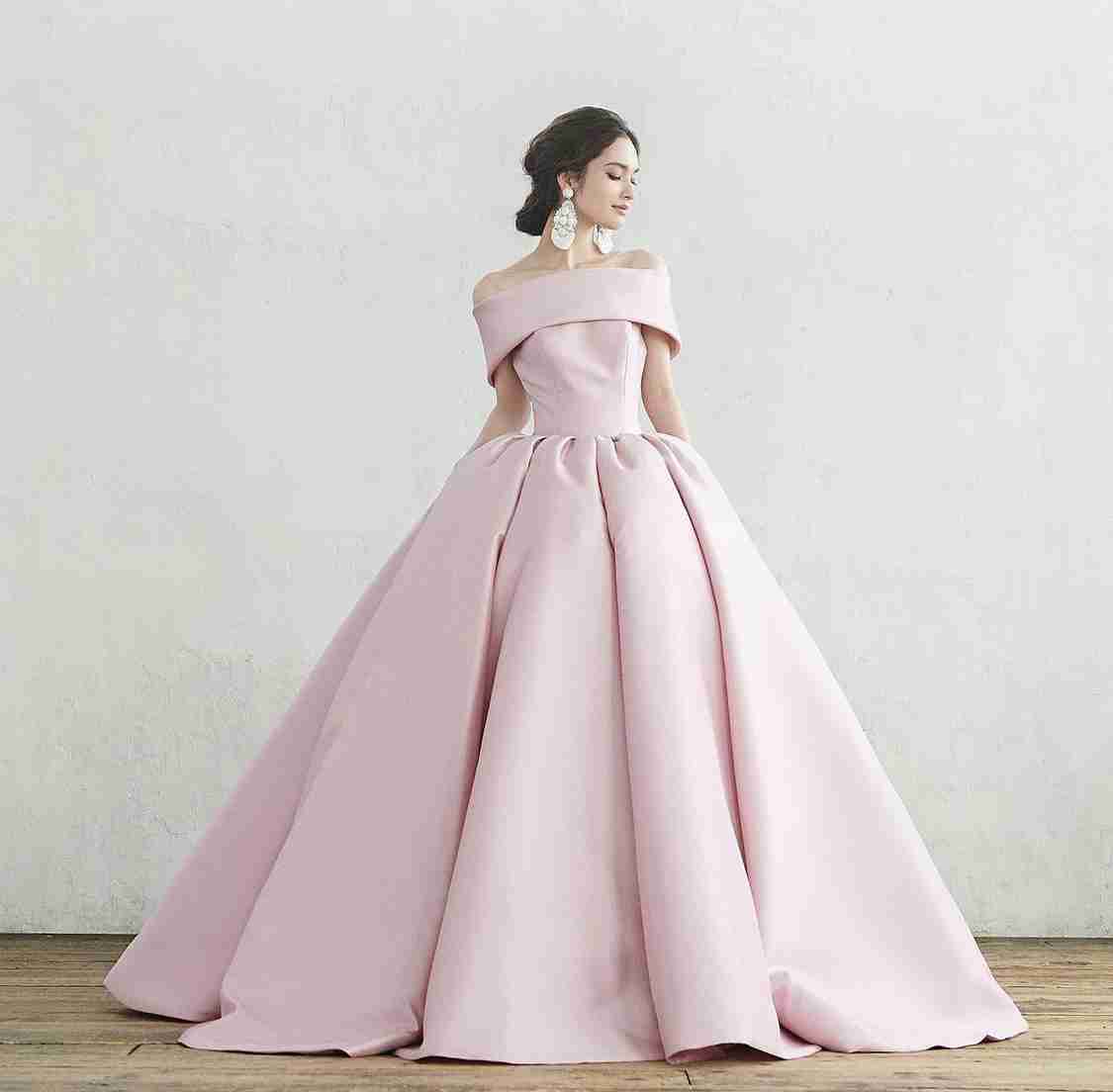 白以外のウェディングドレスの画像